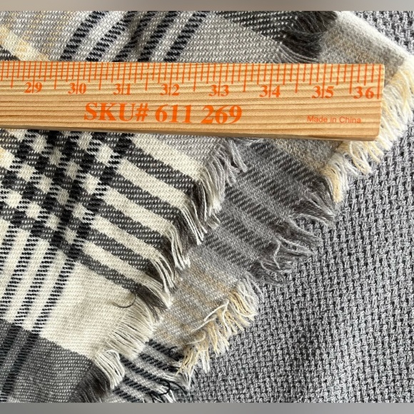 Sonoma Women's Poncho, Cream, Gray & Black Plaid w/Two Toggle Front Closure; OS - Picture 9 of 10